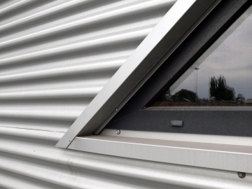 Objekty nového motokárového areálu v Třinci mají efektní fasádu a střechu od Lindabu