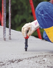 Šroubohttp://imaterialy.dumabyt.cz/obrazek/596dd436431c1/peri-4.jpgvací pouzdro M16/164 se umístí do čerstvého betonu pouhými dvěma otáčkami a mírným zatlačením. Uzávěr přitom slouží jako držák a chrání spolehlivě vnitřní část pouzdra. Patky bezpečnostního systému PROKIT je tak možné bez dodatečného vrtání bezpečně připevnit běžnými šrouby M16.