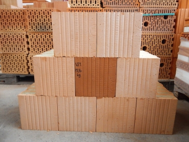 Obr. 7: Vysychání cihel pod střechou