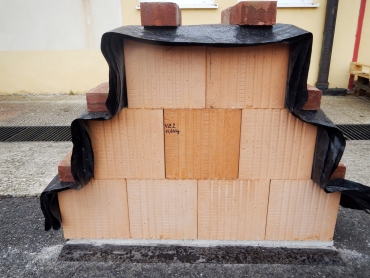 Obr. 8: Vysychání cihel ve venkovním prostředí