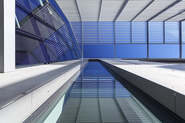 Prosklená plocha v horním patře