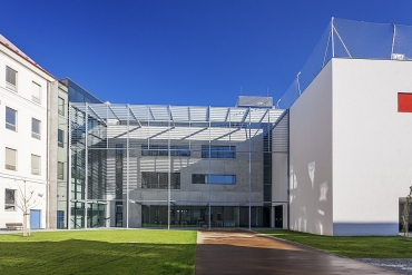 Křídlo dostavby ve vnitrobloku a budova tělocvičny