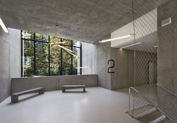 Pohledové betony v chodbách školy