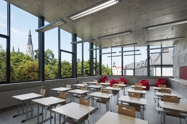 Učebna výtvarné výchovy s velkými okny orientovanými na sever, z nichž je výhled na historické centrum města