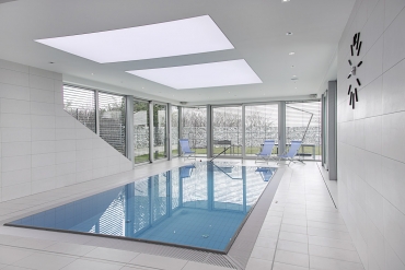 Dům poskytuje propojení se zahradou ve spodní bazénové části