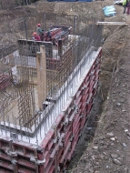 Zakládání stavby: Svislé nosné konstrukce podzemních podlaží tvoří železobetonové monolitické stěny z vodostavebního betonu podle zásad návrhu tzv. bílé vany