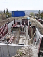 Zakládání stavby: Svislé nosné konstrukce podzemních podlaží tvoří železobetonové monolitické stěny z vodostavebního betonu podle zásad návrhu tzv. bílé vany