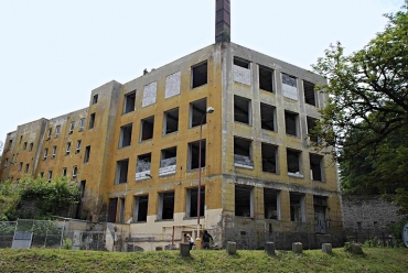 Původní objekt učiliště s dílnami ztratil svůj význam a docházelo k jeho postupnému chátrání