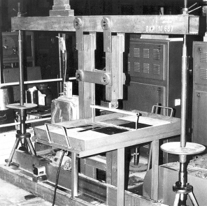 Obr. 15: Přístroj na zkoušení asfaltových pásů na opakované protažení za současného ohybu a porušení po sérii zkoušek