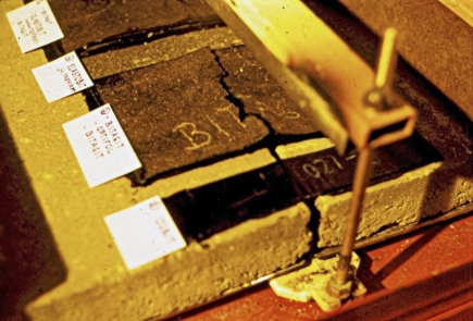 Obr. 15: Přístroj na zkoušení asfaltových pásů na opakované protažení za současného ohybu a porušení po sérii zkoušek