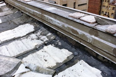 Obr. 18: Zdeformované pásy rozložené k narovnání, Moskva, 1994