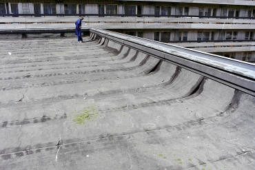 Obr. 20: Rozlepené spoje v důsledku napnutí pásů atiky, asi smrštěním