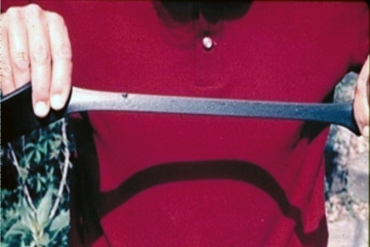 Obr. 26: Začátek protažení SBS asfaltu z původně 20 mm velkého vzorku až do vytvoření tenké „nitě“