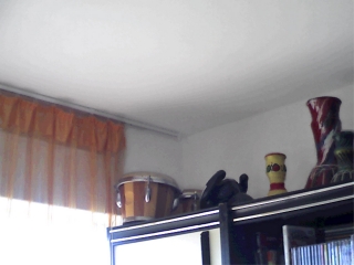 Rohové napojení konstrukcí. Použitím termokamery snadno zjistíme rozložení povrchových teplot konstrukcí. Jednotlivé teplotní stupně mají přiřazenou určitou barvu. Z obrázku je pak na první pohled vidět, kde je povrchová teplota nejnižší, a naopak kde nejvyšší.