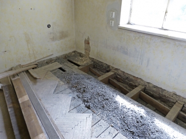 Obr. 3: Původní trámové stropy vetknuté do zdiva