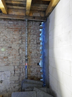 Obr. 5: Dočasně odbourané styky stěn a protahování vzduchotěsnicí vrstvy na nových VPC blocích