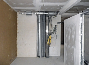 Obr. 7: Svislé trasování nových instalací před zaklopením a minimalizovaný vodorovný rozvod VZT