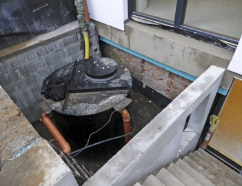 Obr. 8: Jímka na děštovou vodu v prostoru pod novou odklápěcí terasou