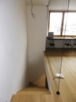 Obr. 12: Prostor schodiště před renovací a po ní 