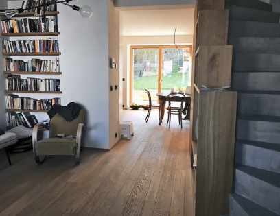 Obr. 13: Obytný prostor před renovací a po ní