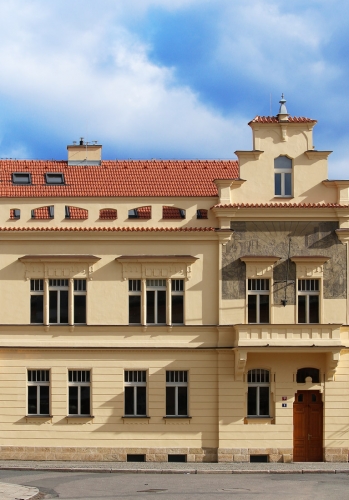 Pohled z Riegrova náměstí: vila si zachovala původní vzhled, spotřebu energie snížila na třetinu