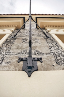 Původní kamenné schodiště s kovaným zábradlím