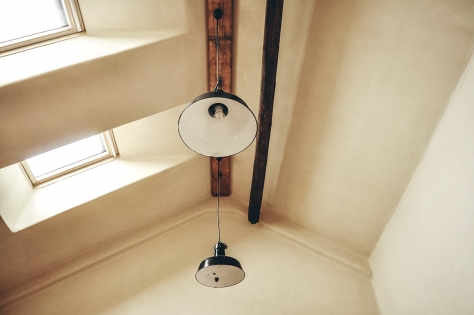 Podkroví: Střešní konstrukce je nová kvůli otevřenosti a dispozici bytu, tvoří ji tři ocelové rámy. Střešní okna mají trojité zasklení a vnější žaluzie. Ve střeše je 30 cm minerální vaty, podhled je z lisované slámy. V horkých dnech tu bývá kolem 24 °C.