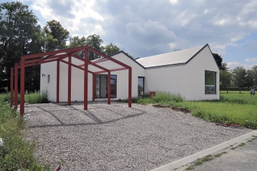 Stavbu tvoří několik hmot řazených za sebou