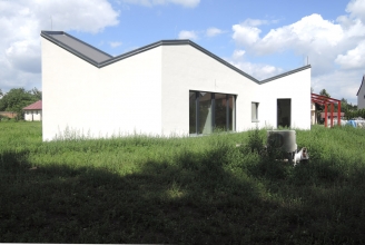 Ojedinělý tvar střechy byl pro autora důležitým kompozičním prvkem