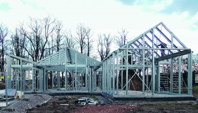 Konstrukci tvoří lehký sloupkový systém