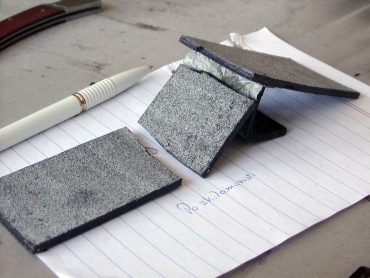 Obr. 32: Italský Superpol (APP pás) zcela křehký po zkoušce v sušárně ČVUT Praha