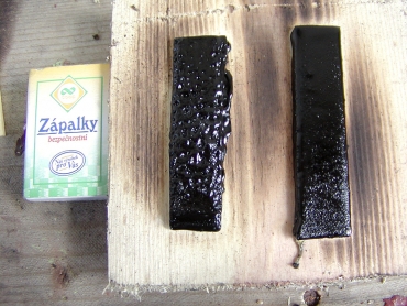 Obr. 33: Pěnění vlhkého APP pásu pod plamenem, vpravo předtím stejně ošetřený SBS pás