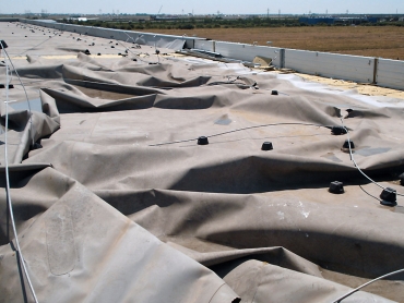 Havárie kotvené střechy v důsledku namáhání větrem