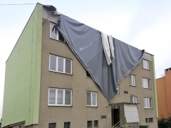 Chybně kotvená plochá střecha uletí