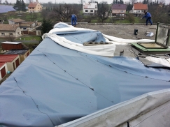 K havárii došlo zejména v důsledku použití zcela nevhodného kotvení pomocí běžných hmoždinek a vrutů