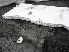 K havárii došlo zejména v důsledku použití zcela nevhodného kotvení pomocí běžných hmoždinek a vrutů