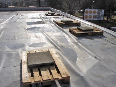 Havárii kotvené střechy zapříčiní nerespektování norem a montážních předpisů, pak již stačí jen impuls silného nárazového větru