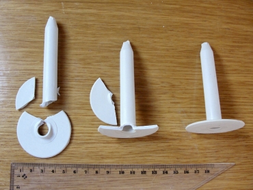 K haváriím kotvených střech přispívá použití nekvalitních materiálů – na obrázku plastové teleskopy, které korodují a časem praskají