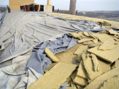 Nekvalitní plast teleskopů přispěl i k této havárii ploché střechy, po odlomení plastového teleskopu se stala střecha zcela nekotvenou s fatálními důsledky