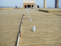 Nekvalitní plast teleskopů přispěl i k této havárii ploché střechy, po odlomení plastového teleskopu se stala střecha zcela nekotvenou s fatálními důsledky