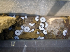 Nekvalitní plast teleskopů přispěl i k této havárii ploché střechy, po odlomení plastového teleskopu se stala střecha zcela nekotvenou s fatálními důsledky