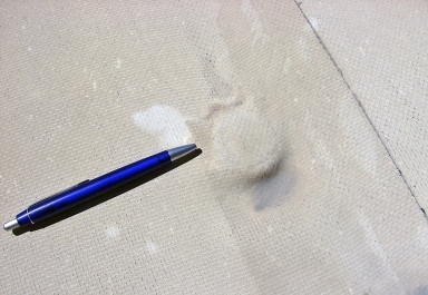 Použití nevhodných celokovových kotev, které se uvolňují a postrádají náležitou odolnost proti korozi