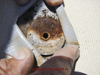 Použití nevhodných celokovových kotev, které se uvolňují a postrádají náležitou odolnost proti korozi