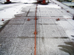 Zobrazení tepelných mostů na ploché střeše. Výrazné tepelné mosty na stycích desek tepelné izolace a podél atiky. Oproti tomu je tepelný prostup vlastní kotvou zcela zanedbatelný.