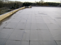 Zobrazení tepelných mostů na ploché střeše. Výrazné tepelné mosty na stycích desek tepelné izolace a podél atiky. Oproti tomu je tepelný prostup vlastní kotvou zcela zanedbatelný.