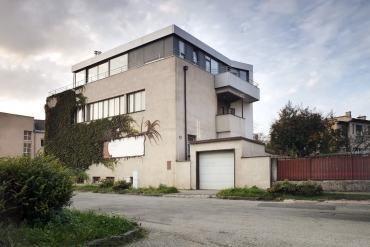 Vila má kompaktní půdorys, který reaguje na nárožní pozici objektu