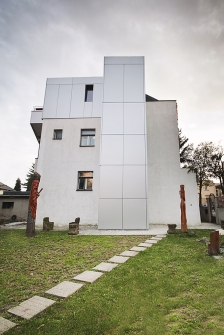 Nástavba byla realizována jako ocelový skelet se železobetonovými stropy