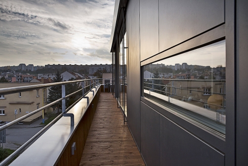 Z haly je přístupná kuchyň a terasa, která obepíná celý půdorys bytu po jeho obvodě