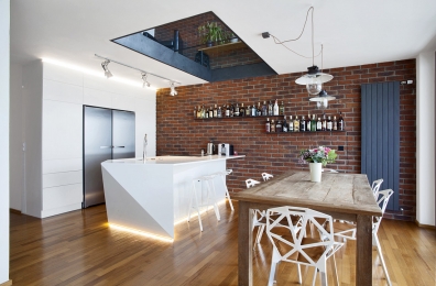 Došlo k nápaditému propojení jednotlivých pater pochozím sklem