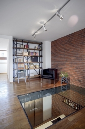 Došlo k nápaditému propojení jednotlivých pater pochozím sklem